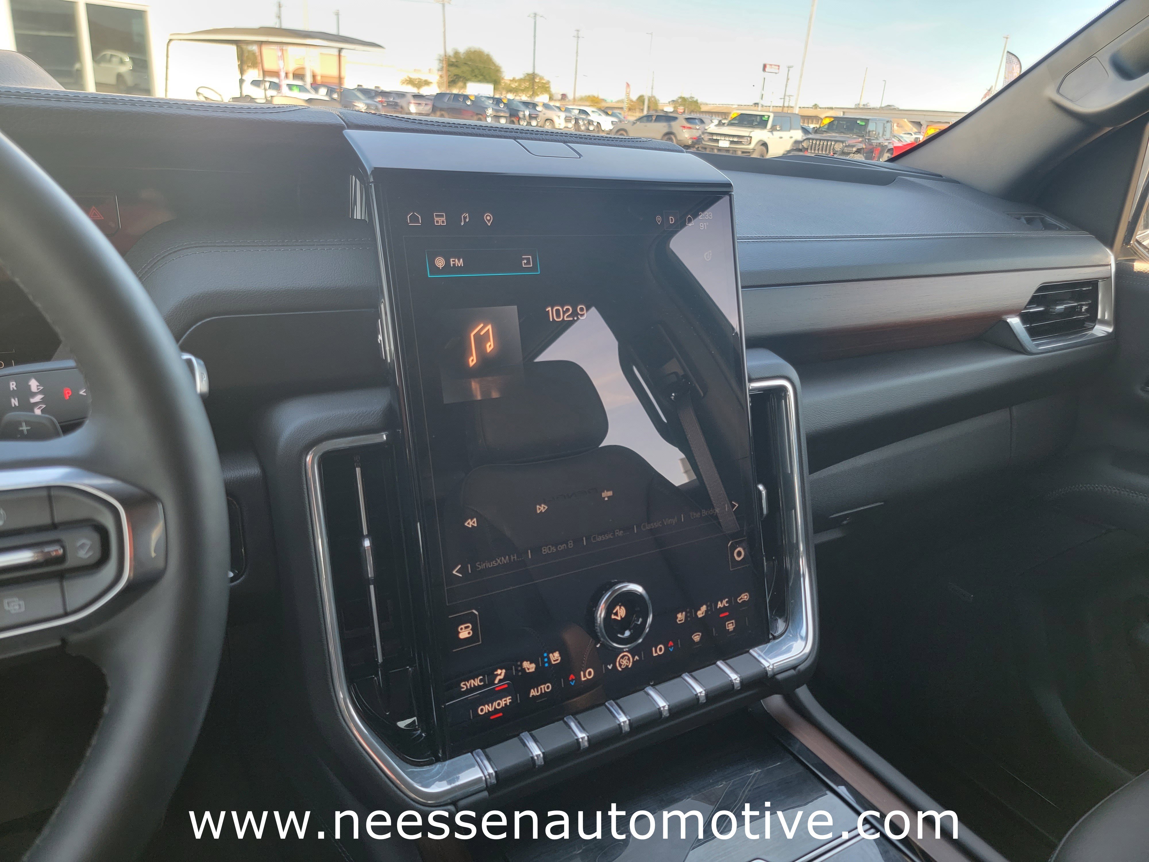 Used 2025 GMC Yukon Denali w/ Sun & Power Step Package image 24