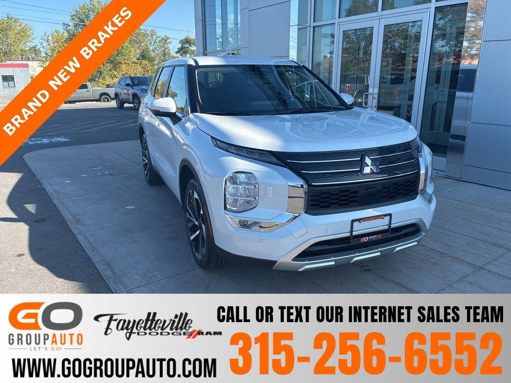 Used 2024 Mitsubishi Outlander SE image 1