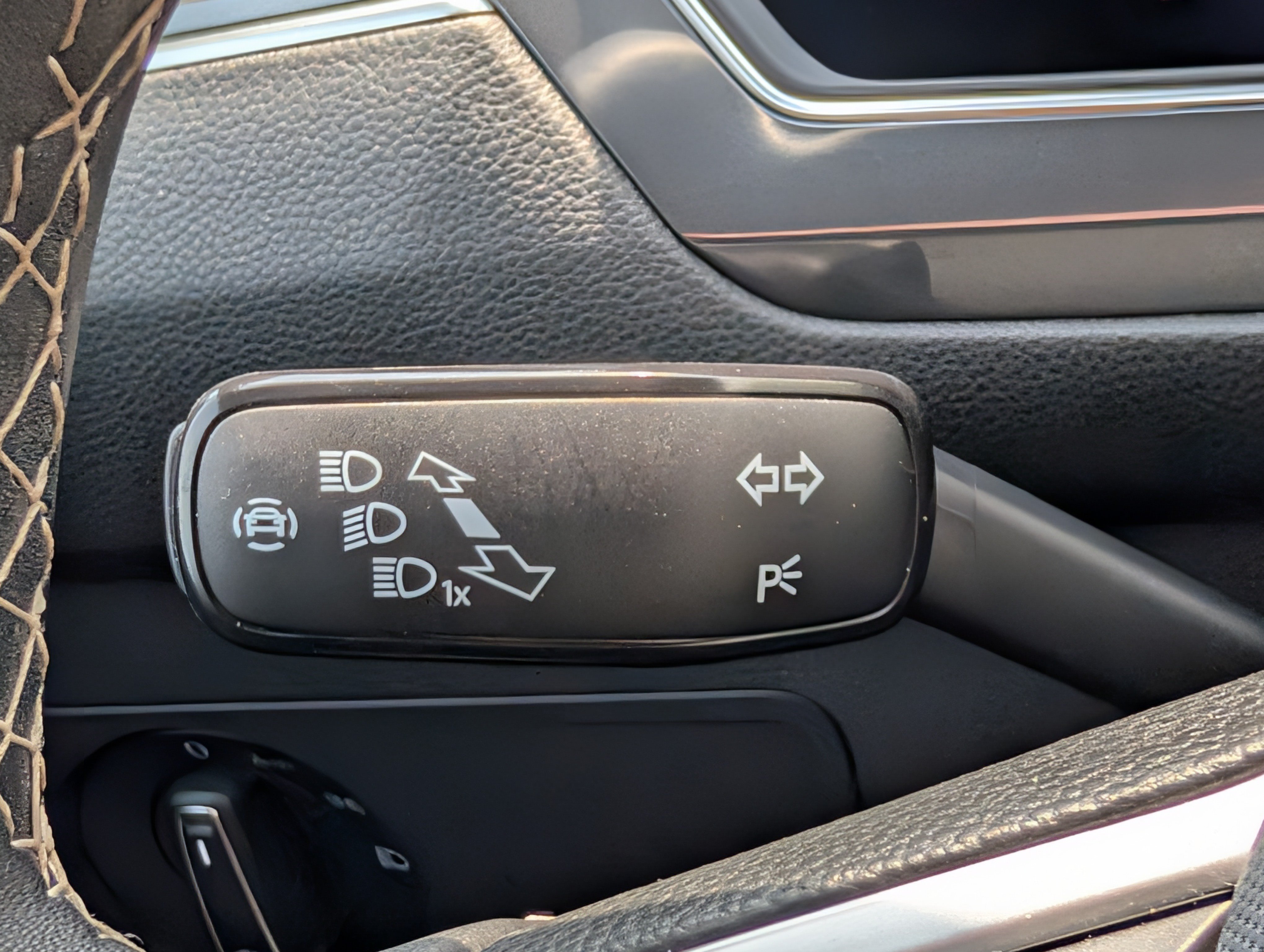 Used 2022 Volkswagen Tiguan SE AWD/4WD image 32