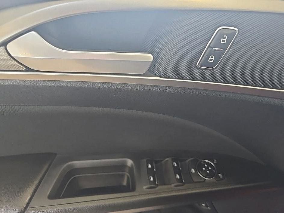 Used 2020 Ford Fusion SE image 13