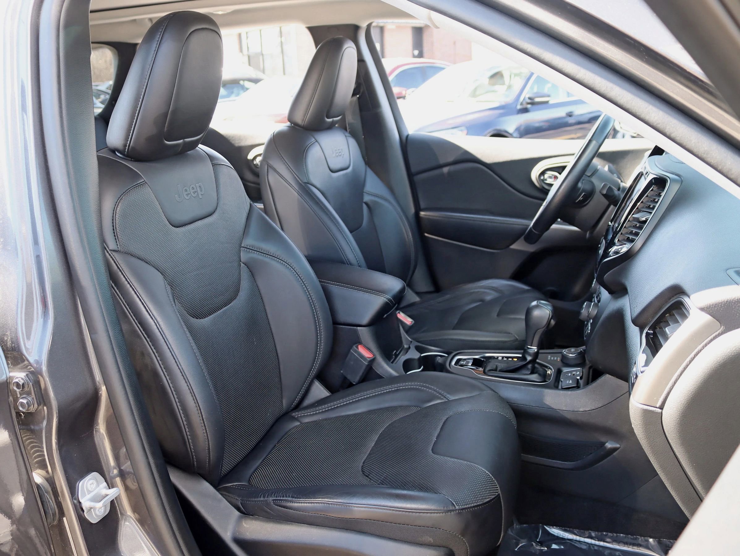 Used 2019 Jeep Cherokee Limited image 30