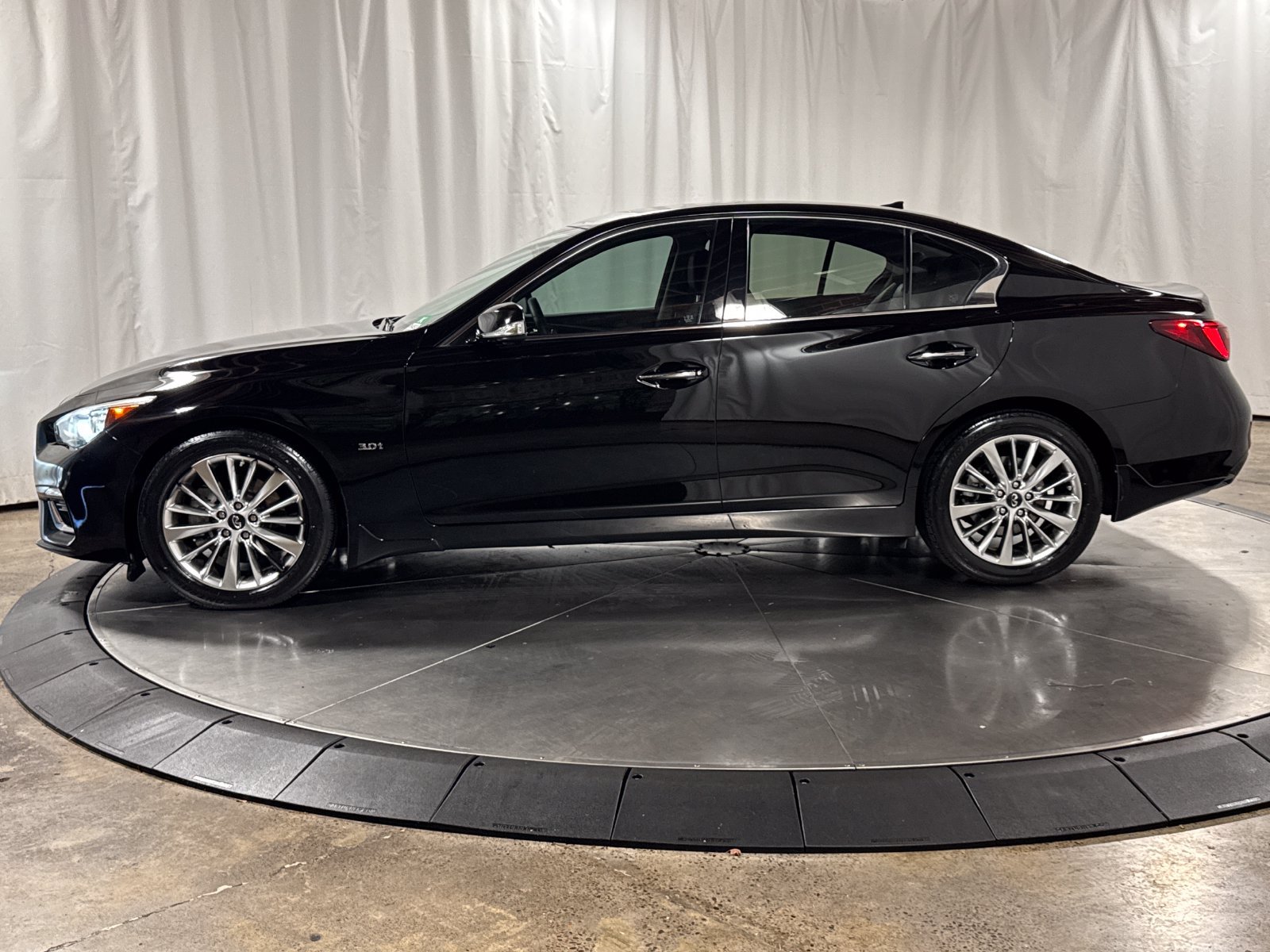 Used 2018 INFINITI Q50 Luxe w/ Essential Package (3.0T Luxe) AWD/4WD image 8