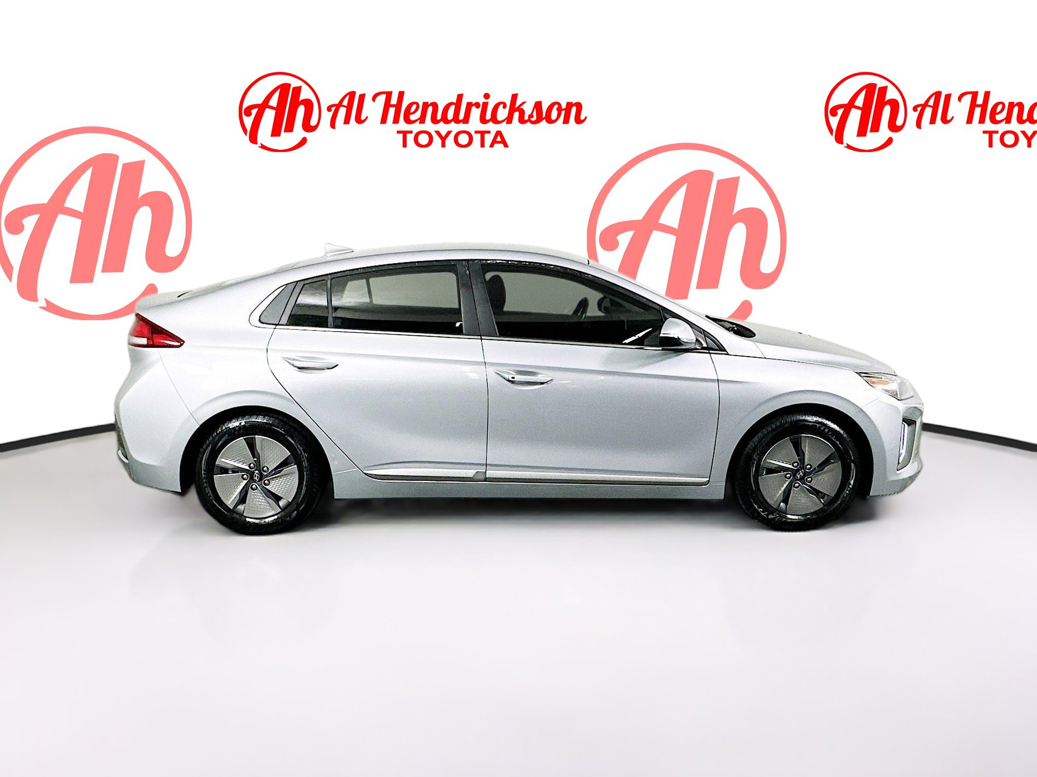 Used 2022 Hyundai Ioniq SE image 2