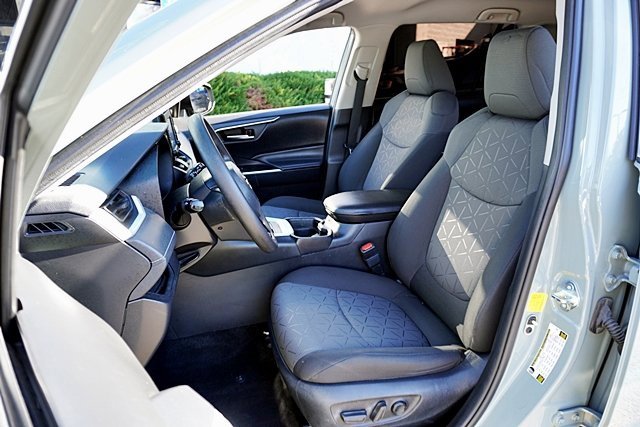 Used 2021 Toyota RAV4 XLE image 15