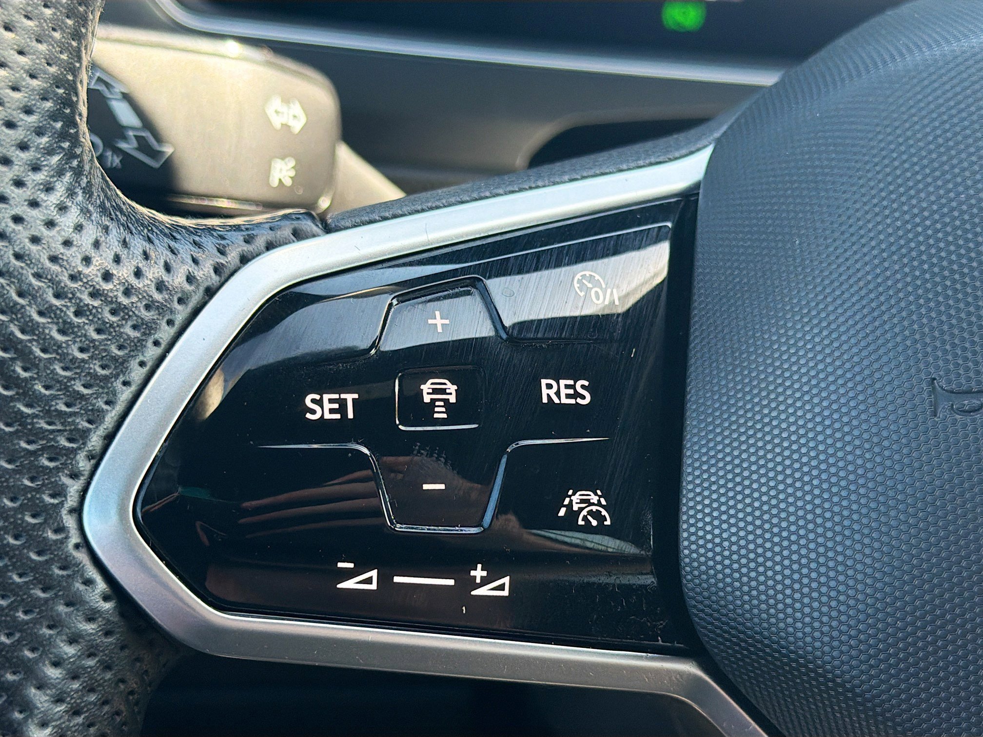 Used 2023 Volkswagen Tiguan SE R-Line image 34