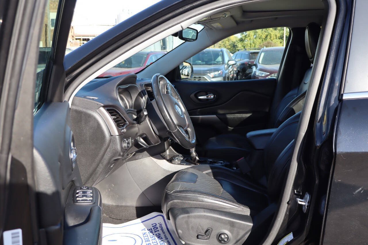 Used 2019 Jeep Cherokee Limited AWD/4WD image 10