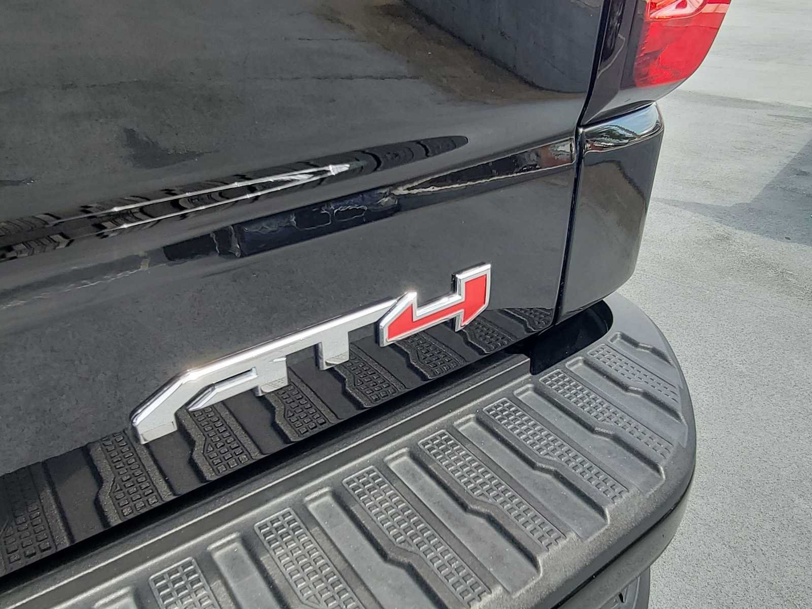Used 2023 GMC Sierra 1500 AT4 w/ Technology Package AWD/4WD image 10