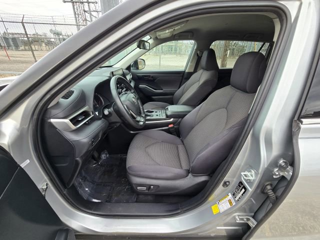 Used 2022 Toyota Highlander LE AWD/4WD image 9