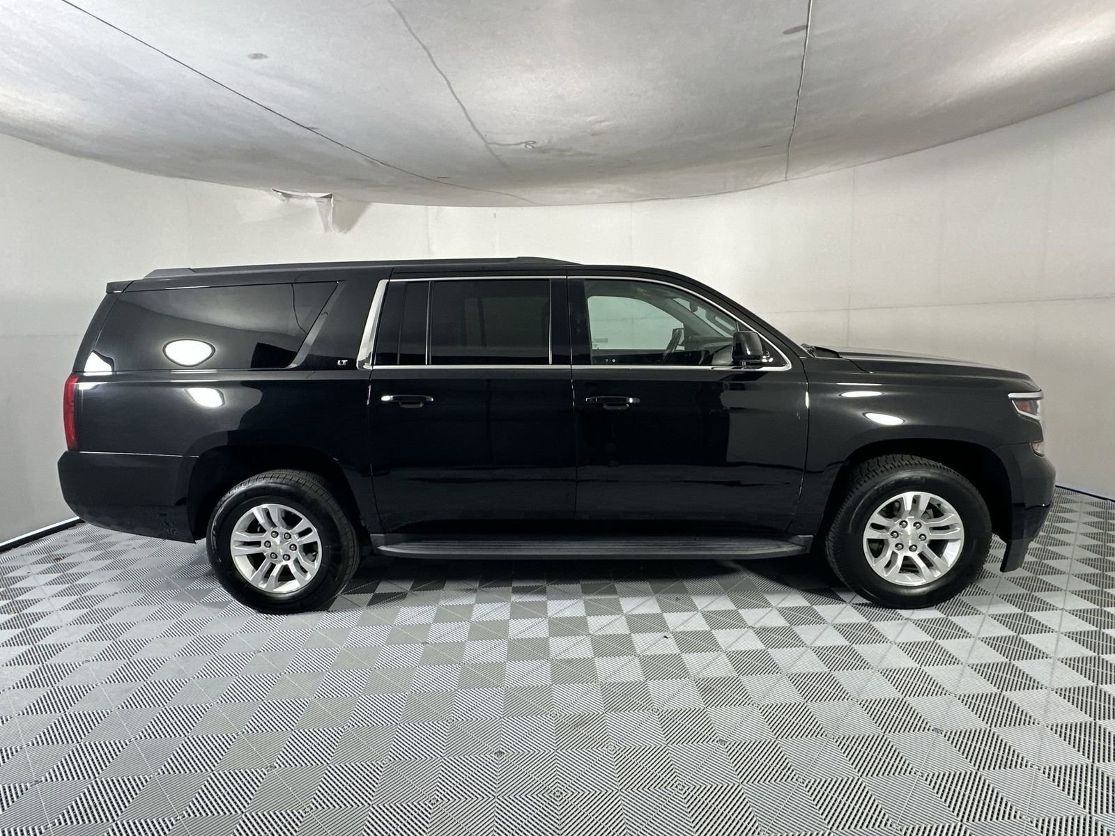 Used 2020 Chevrolet Suburban LT RWD image 9