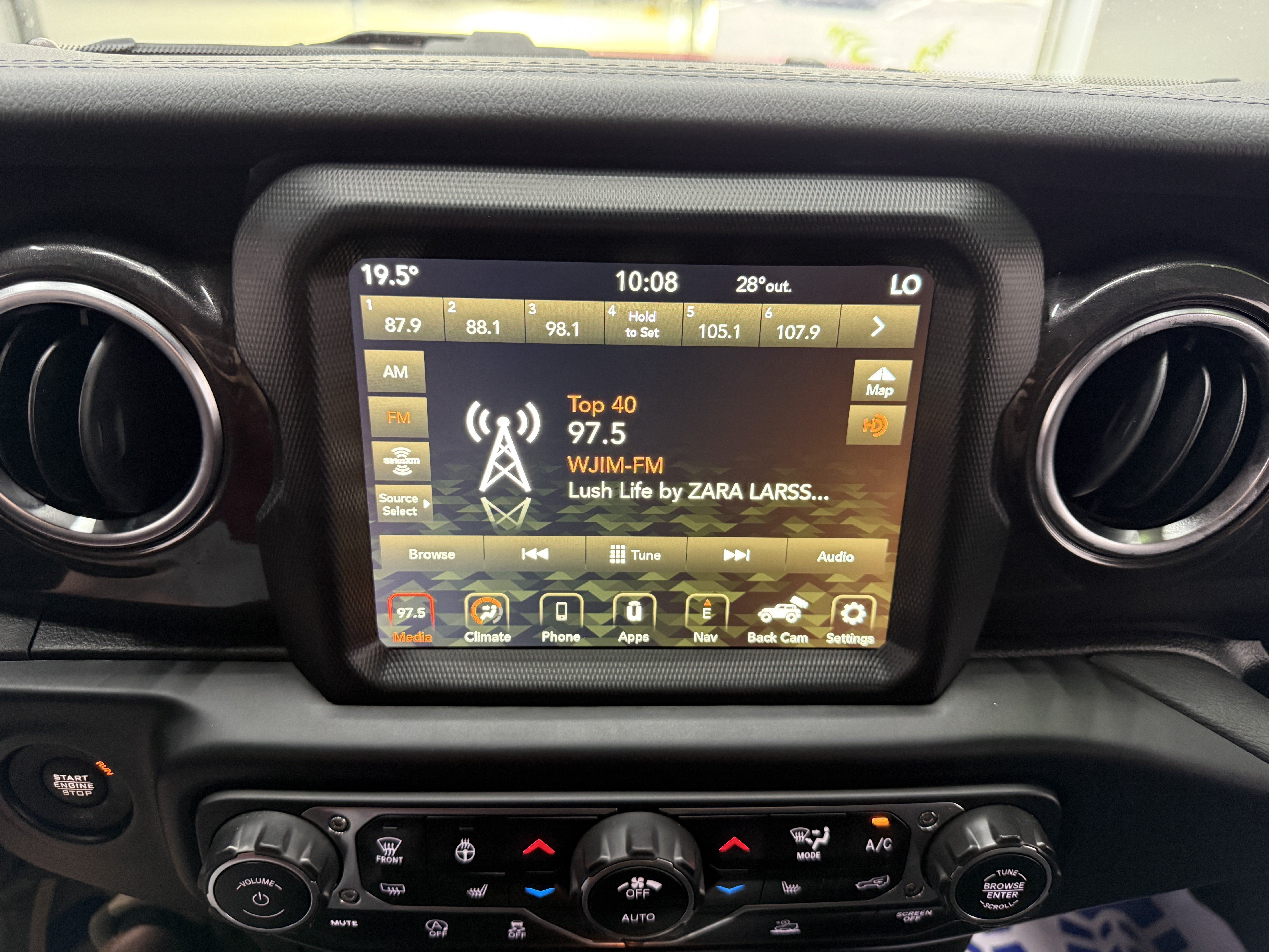 Used 2022 Jeep Wrangler Unlimited Sahara w/ Altitude AWD/4WD image 15