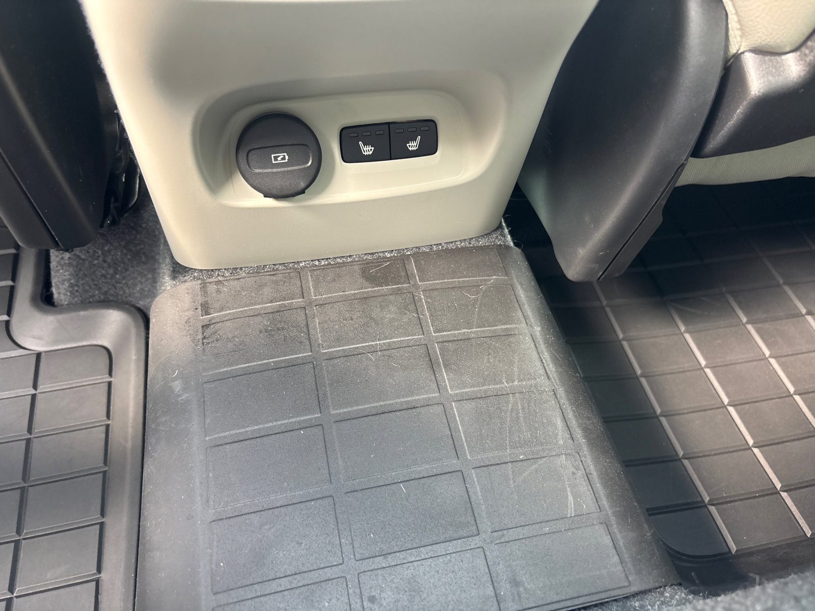 Used 2024 Volvo XC40 B5 Plus w/ Climate Package AWD/4WD image 31