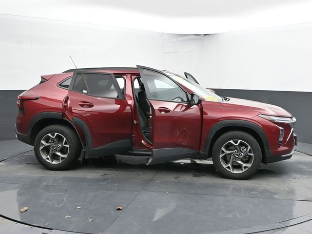 Used 2025 Chevrolet Trax LT image 59