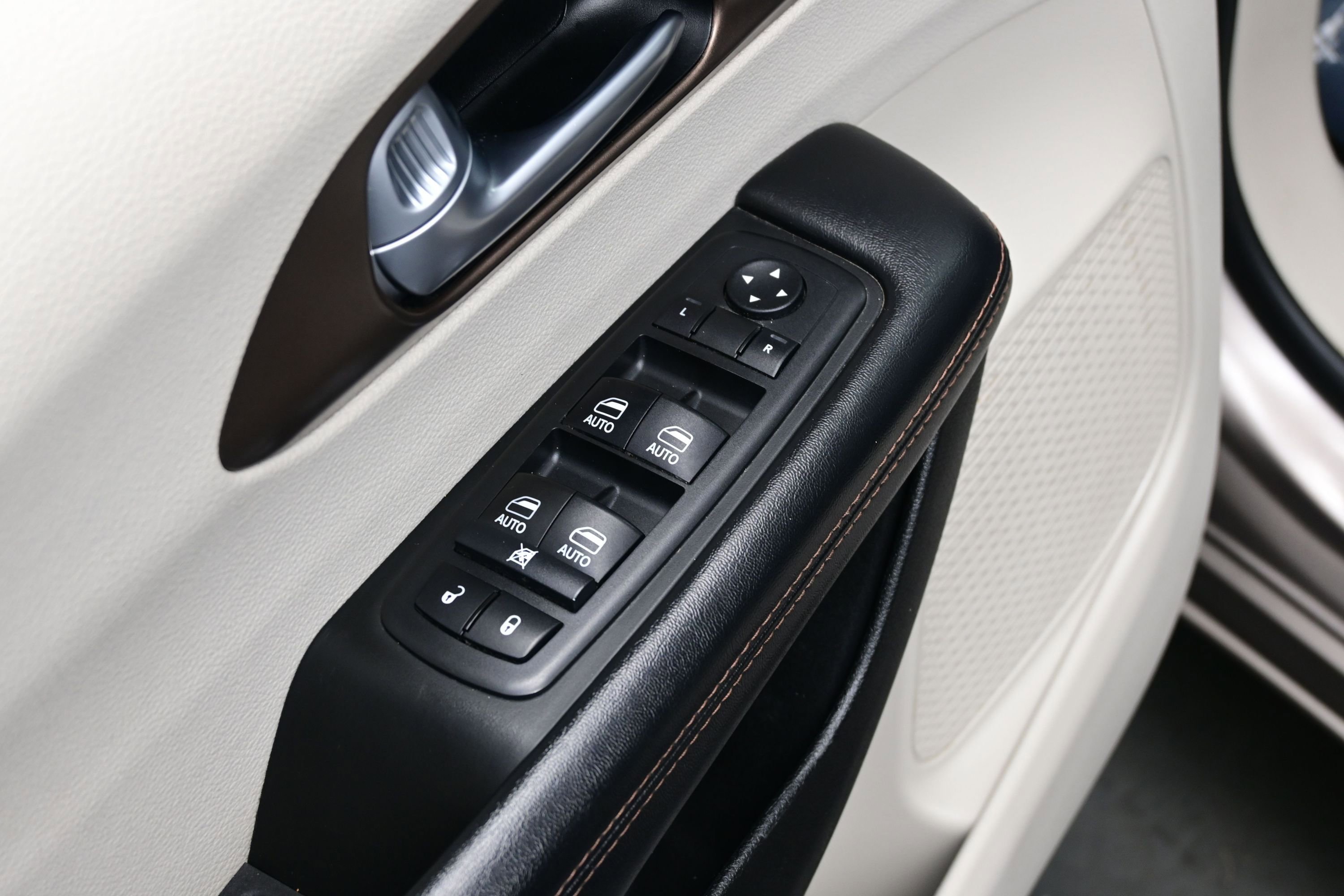 Used 2018 Chrysler Pacifica Touring-L Plus w/ Advanced Safetytec Group FWD image 10