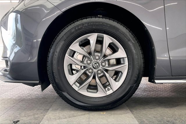 Used 2025 Toyota Sienna XLE image 8