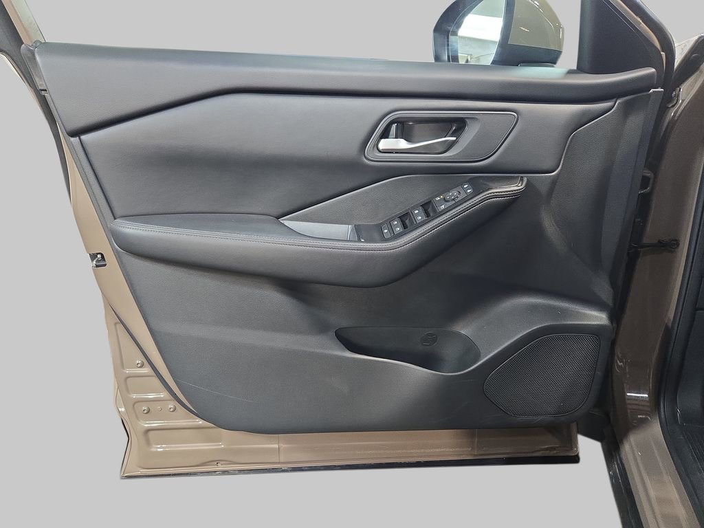 Used 2025 Nissan Rogue SV image 31