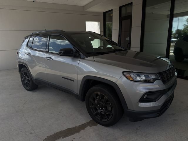 Used 2023 Jeep Compass Latitude w/ Sun and Sound Group AWD/4WD image 2