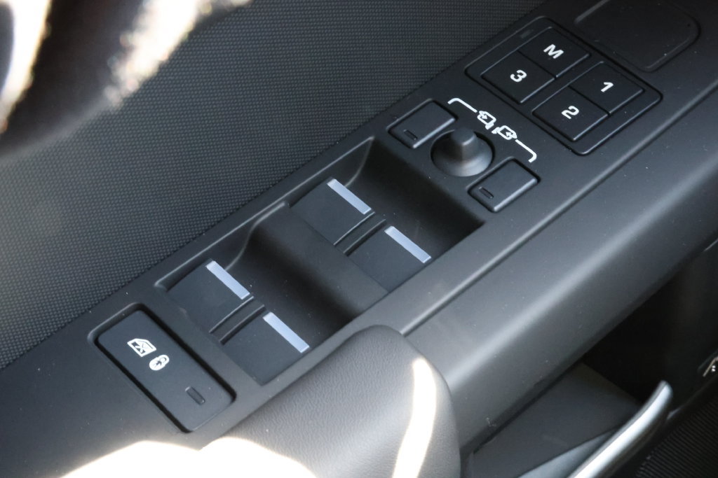 New 2026 Land Rover Defender 110 X-Dynamic SE AWD/4WD image 16