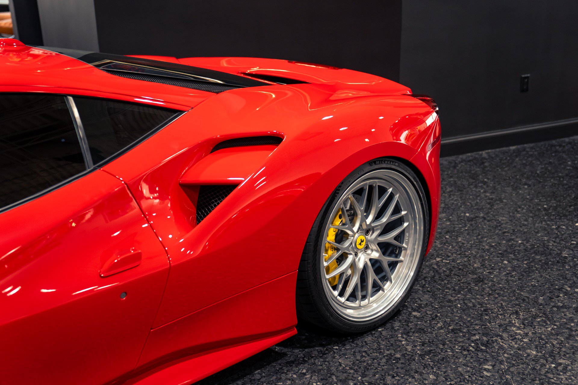 Used 2018 Ferrari 488 GTB RWD image 19