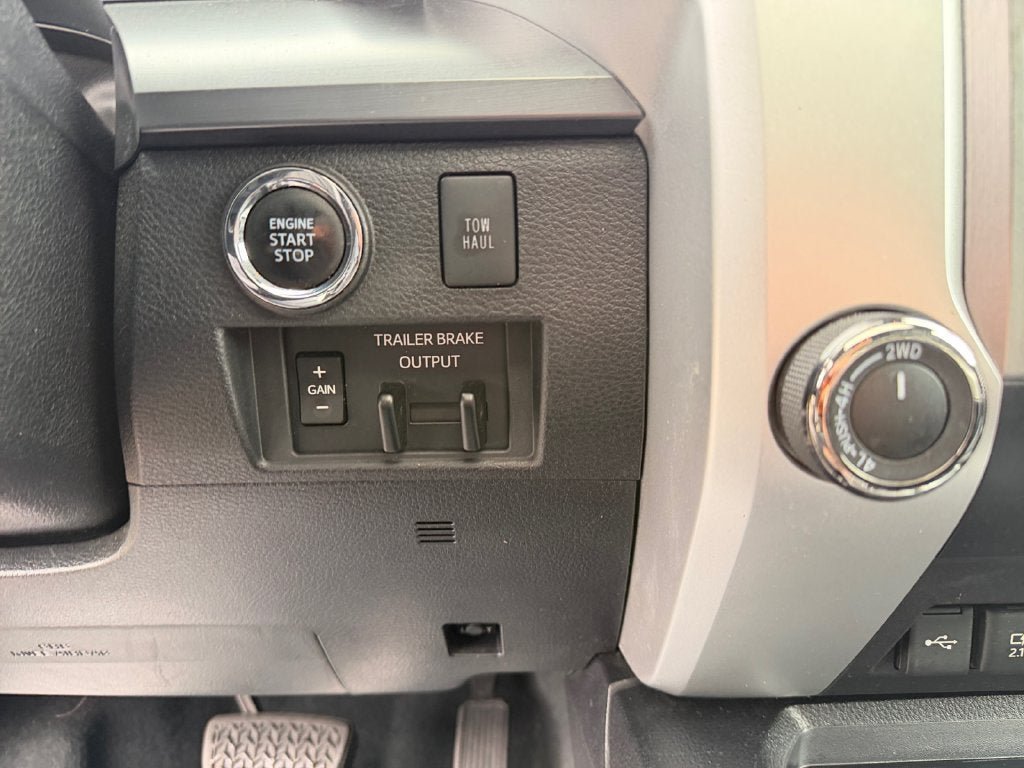 Used 2021 Toyota Tundra Platinum AWD/4WD image 32