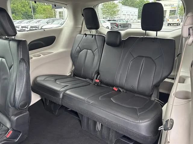 Used 2021 Chrysler Pacifica Touring-L FWD image 14