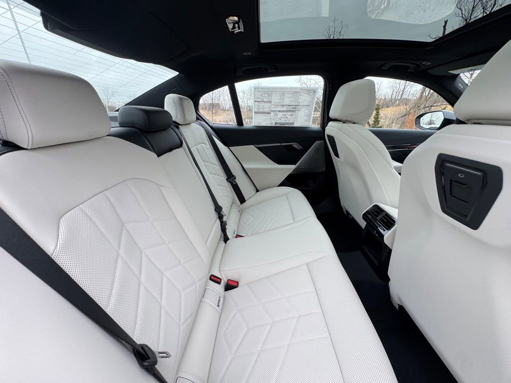 New 2026 BMW 550e xDrive w/ Premium Package image 23