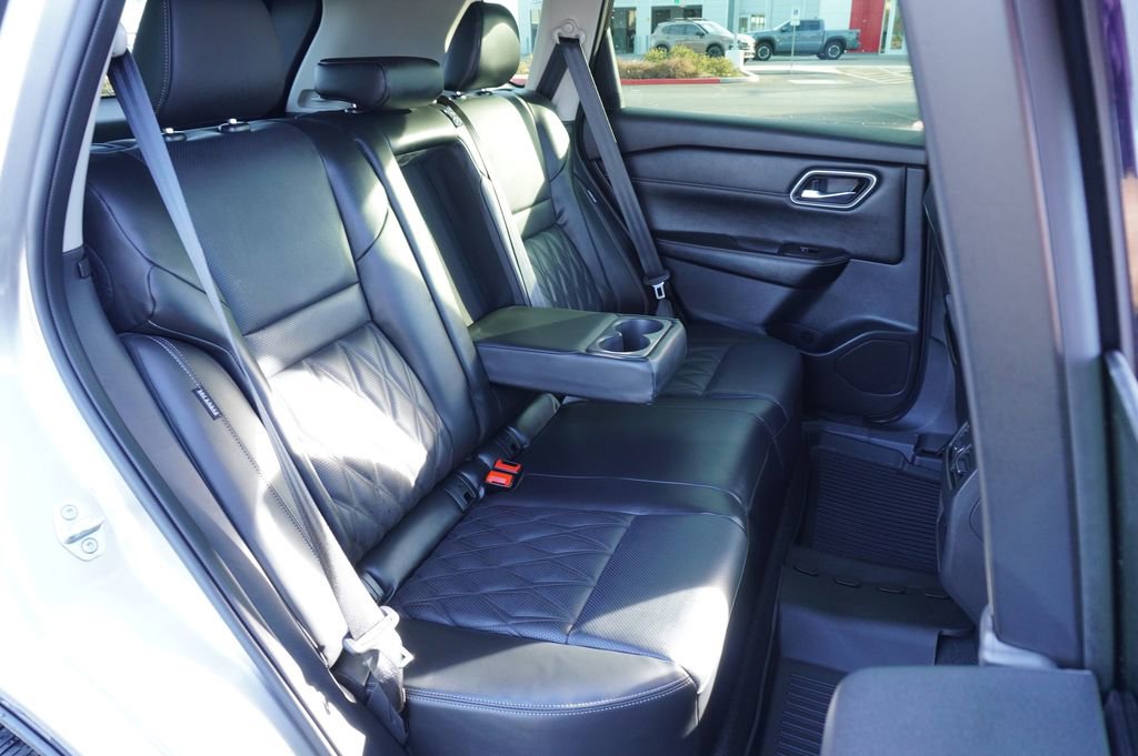 Certified 2025 Nissan Rogue Platinum image 9