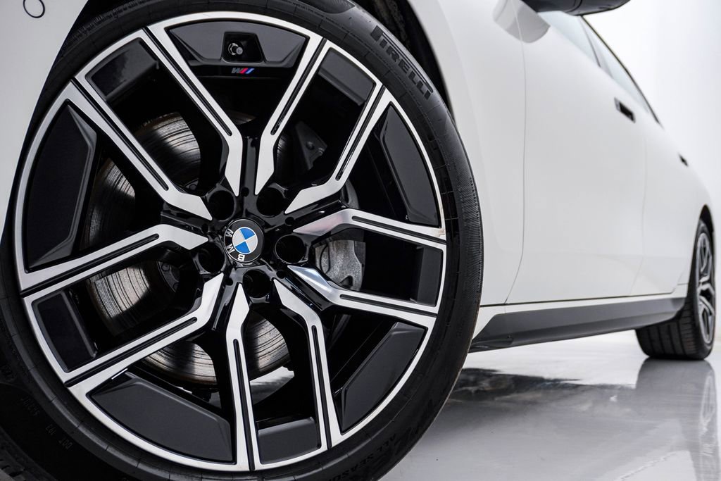 Used 2025 BMW 740i xDrive image 5