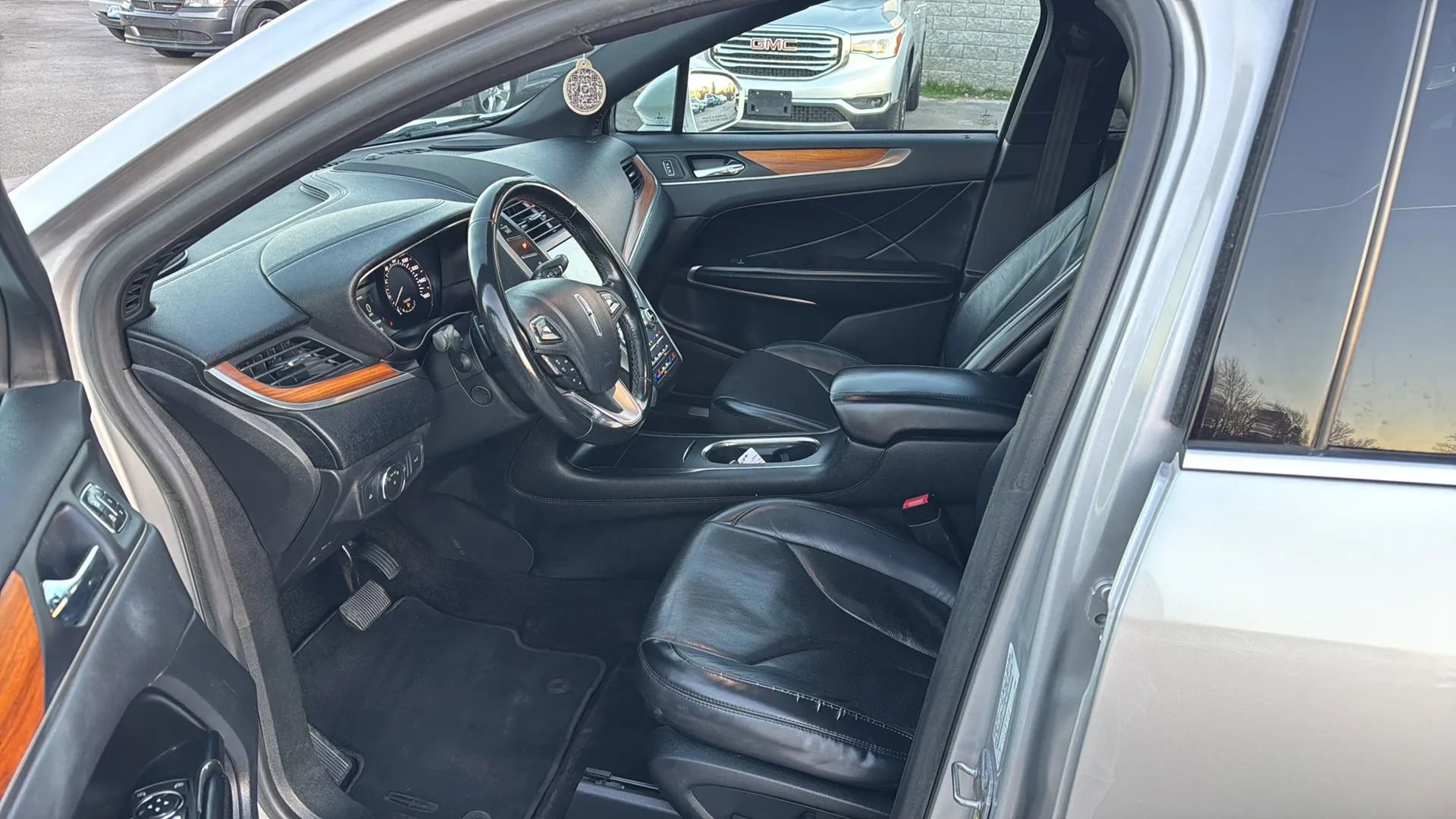 Used 2017 Lincoln MKC Reserve image 3