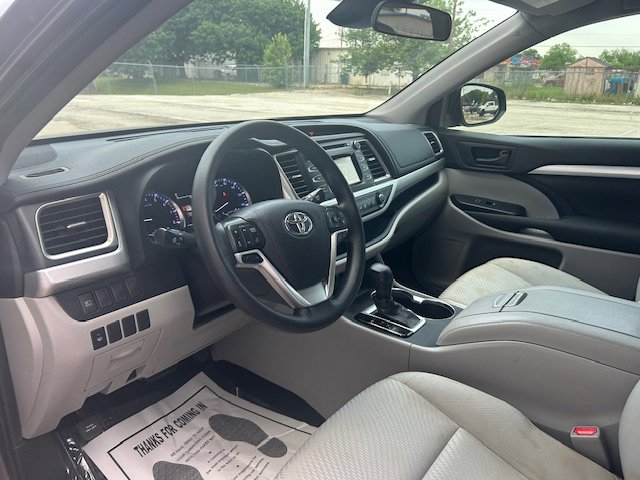 Used 2019 Toyota Highlander LE FWD image 7