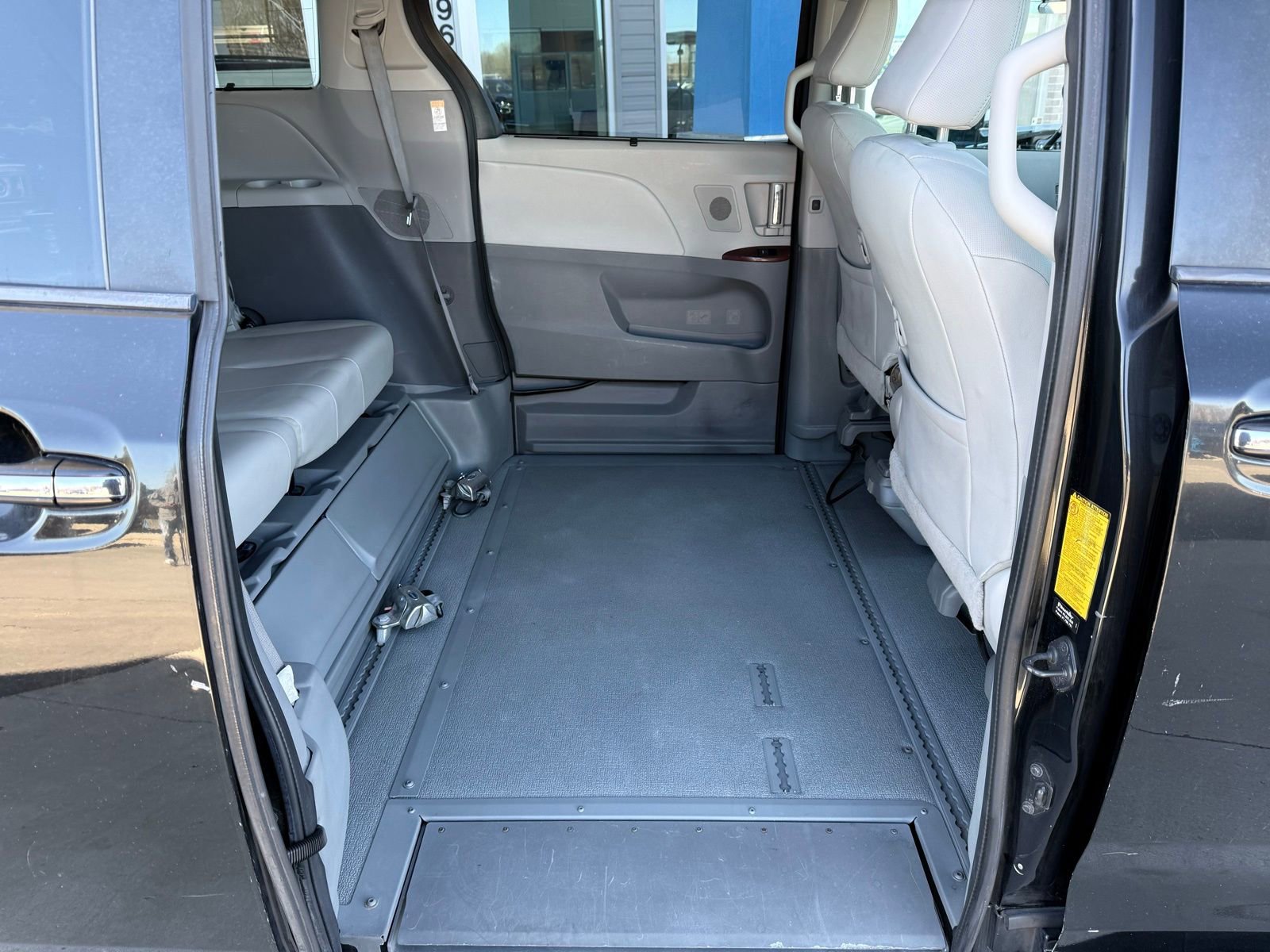 Used 2013 Toyota Sienna XLE w/ Premium Pkg image 29