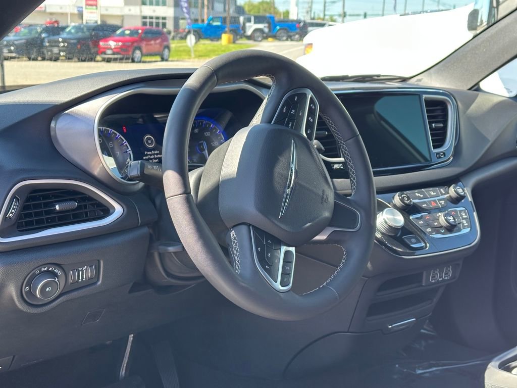 Used 2025 Chrysler Pacifica Select FWD image 17