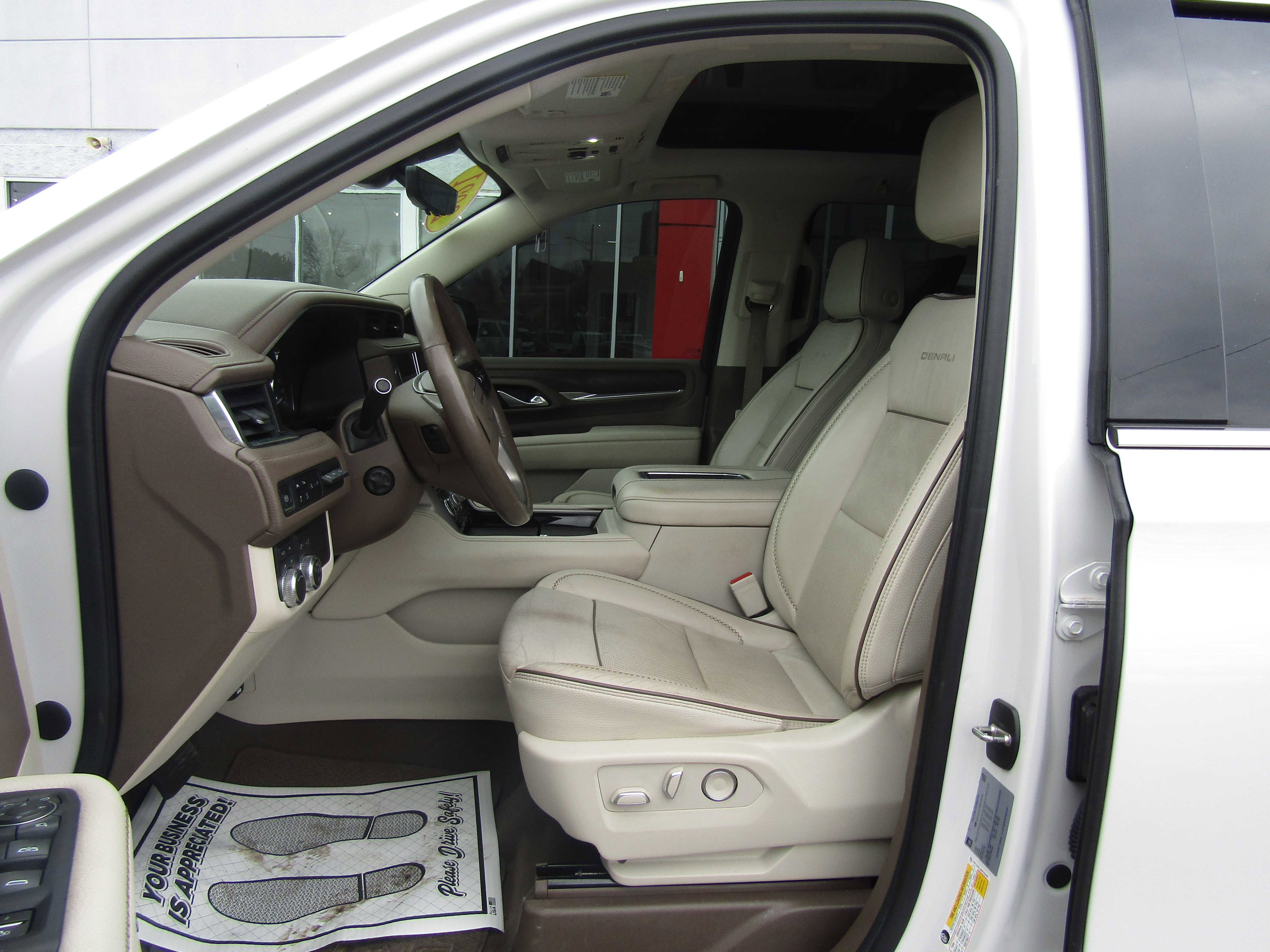Used 2021 GMC Yukon XL Denali w/ Denali Premium Package image 18
