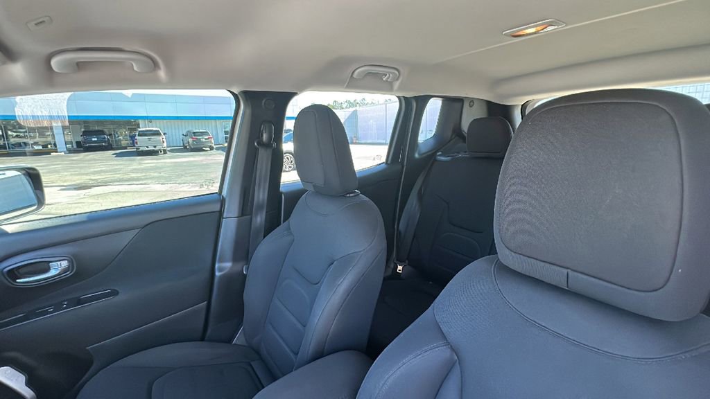 Used 2018 Jeep Renegade Latitude image 13