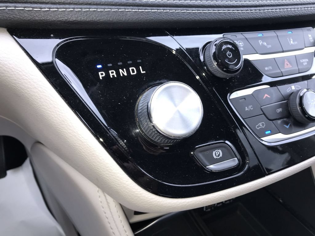 Used 2022 Chrysler Pacifica Limited w/ Uconnect Theater Family Group FWD image 20