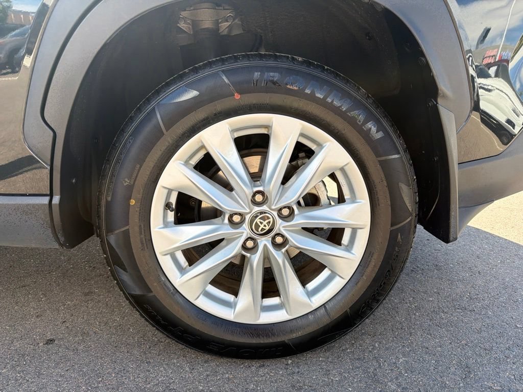 Used 2024 Toyota Corolla Cross LE AWD/4WD image 31
