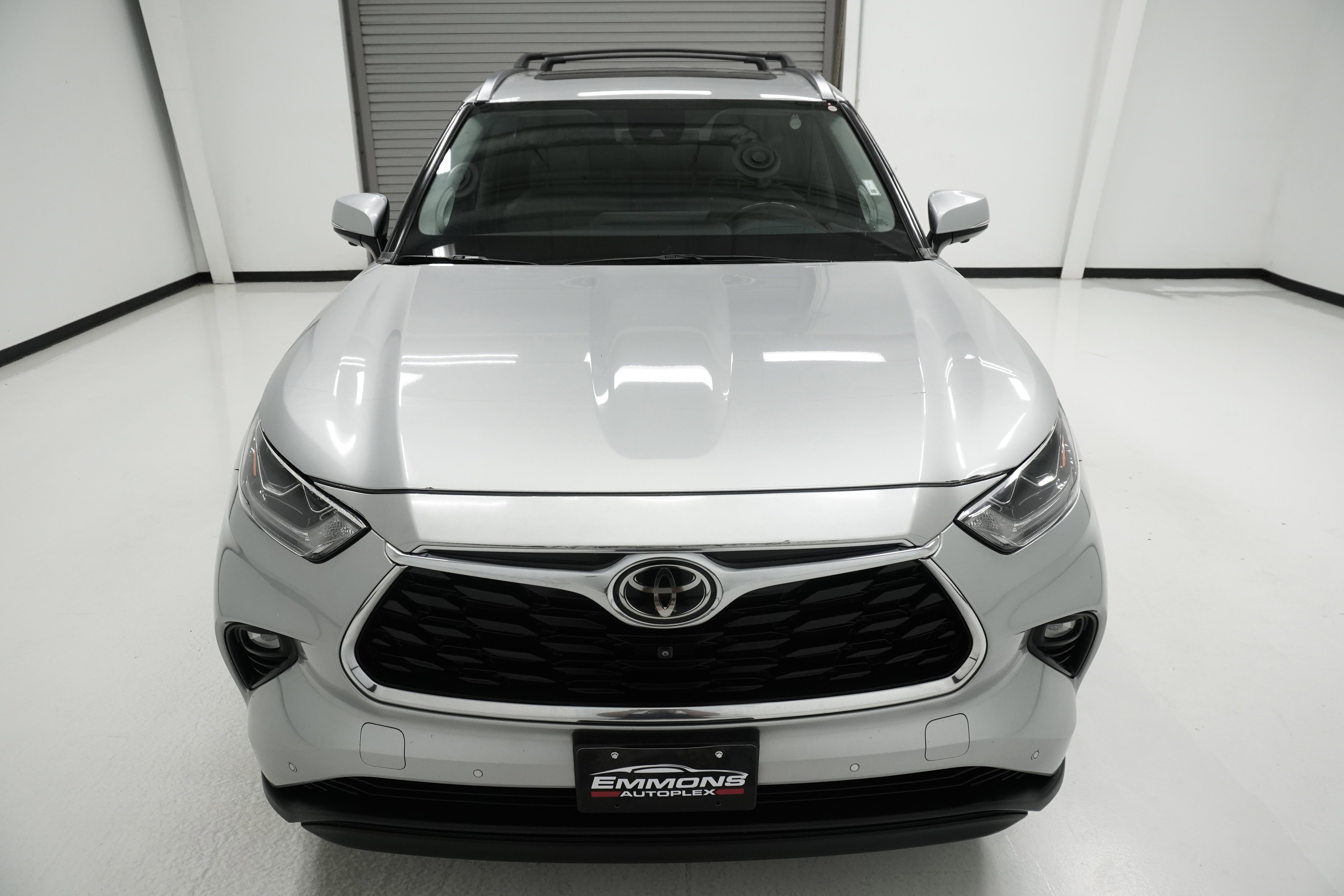 Used 2023 Toyota Highlander Limited FWD image 2