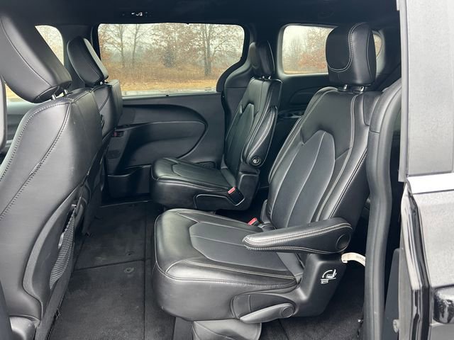 Used 2025 Chrysler Pacifica Select image 4