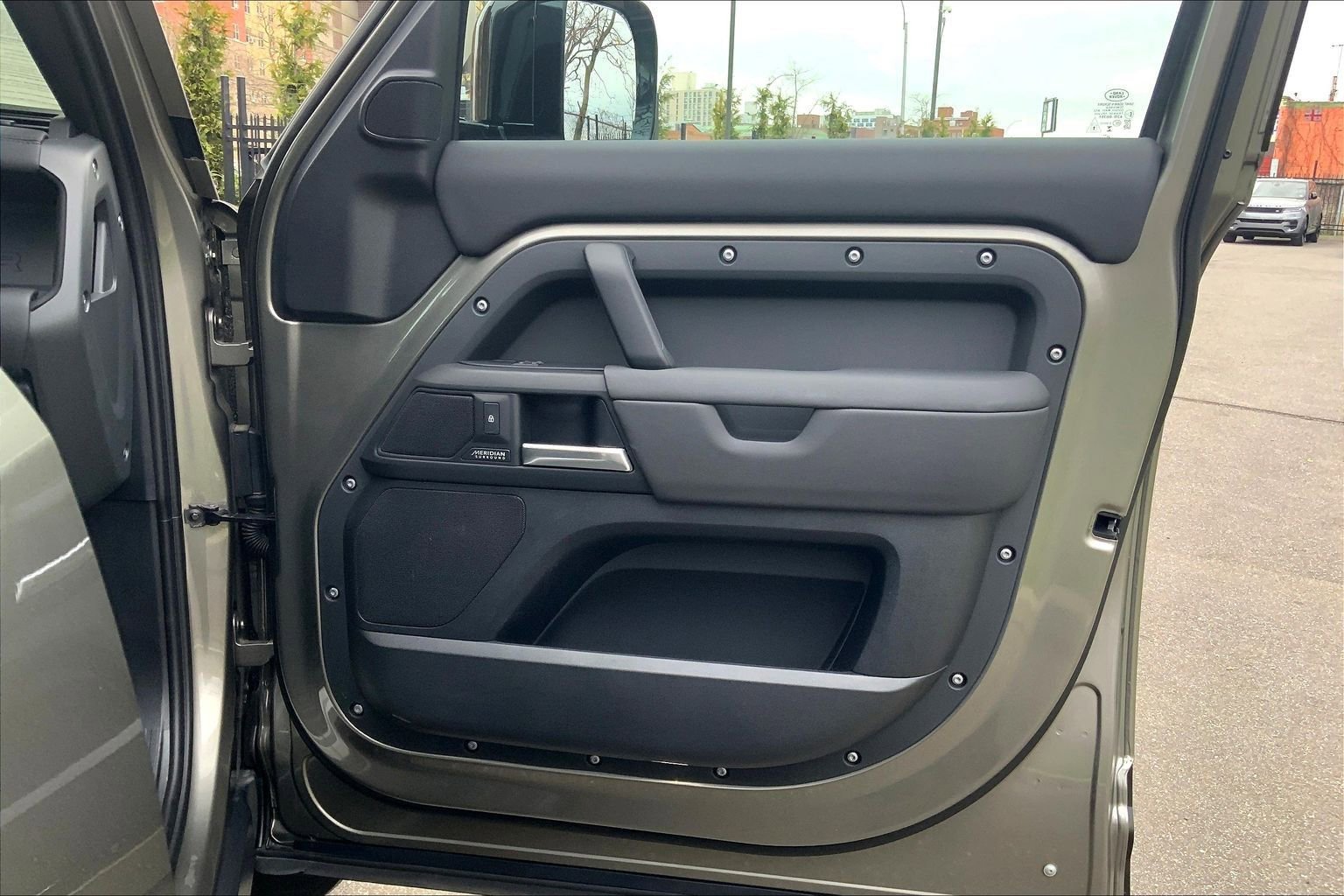 Used 2025 Land Rover Defender 110 X-Dynamic SE image 22