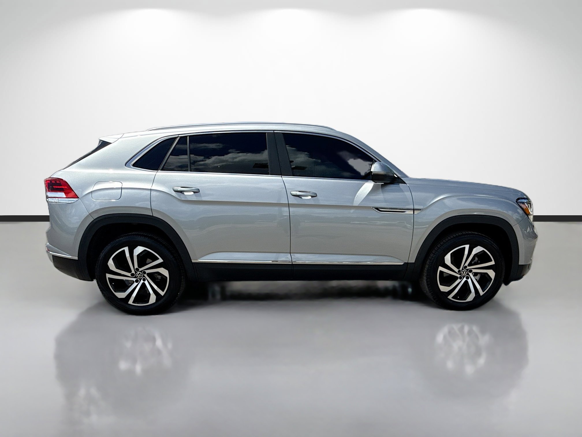 Used 2023 Volkswagen Atlas Cross Sport SEL AWD/4WD image 2