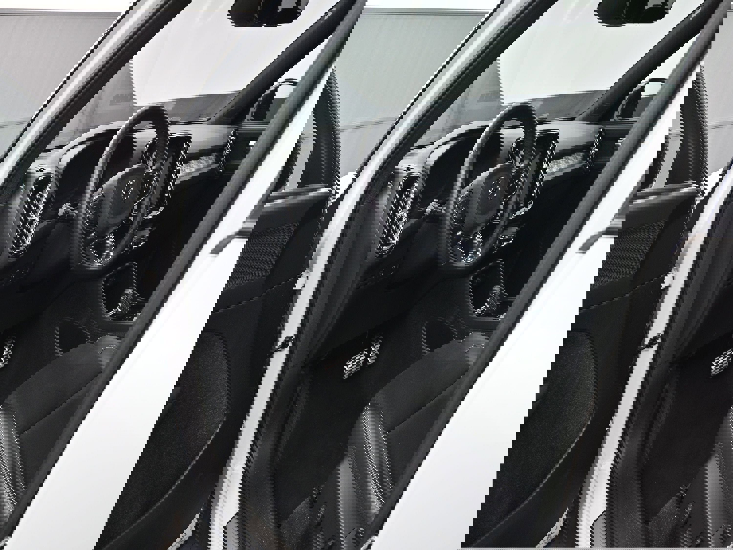 Used 2022 Volvo XC40 T5 R-Design image 9