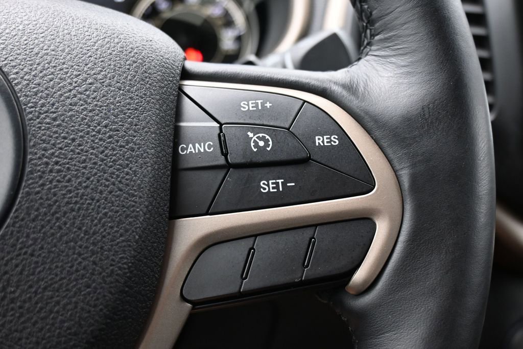 Used 2016 Jeep Cherokee Limited AWD/4WD image 27