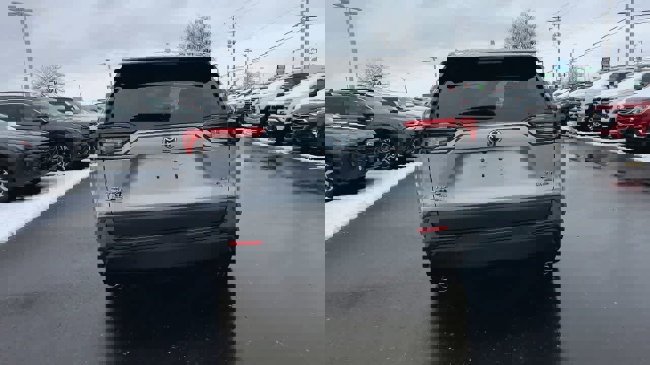 Used 2022 Toyota RAV4 XLE Premium image 7