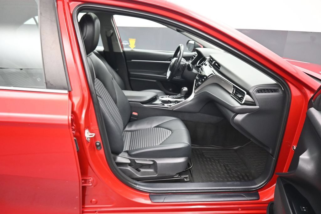 Used 2020 Toyota Camry SE w/ Sunroof Package FWD image 43