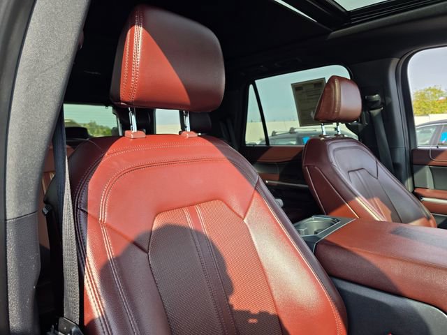 Used 2024 Ford Expedition Limited image 11