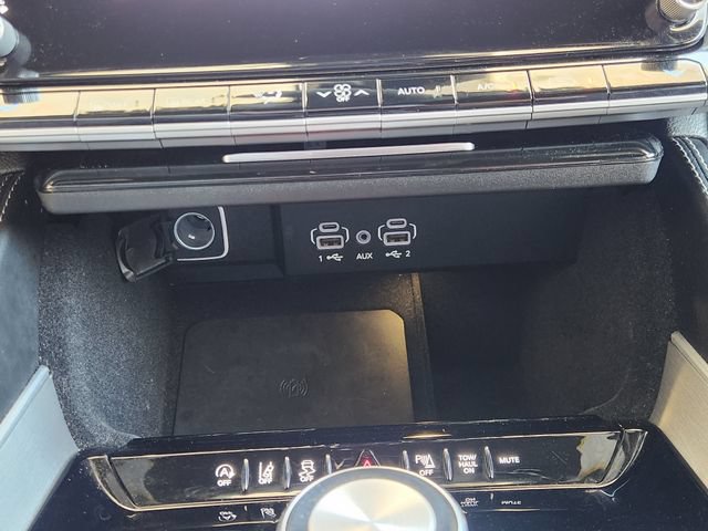 Used 2025 Jeep Wagoneer L Series II AWD/4WD image 21