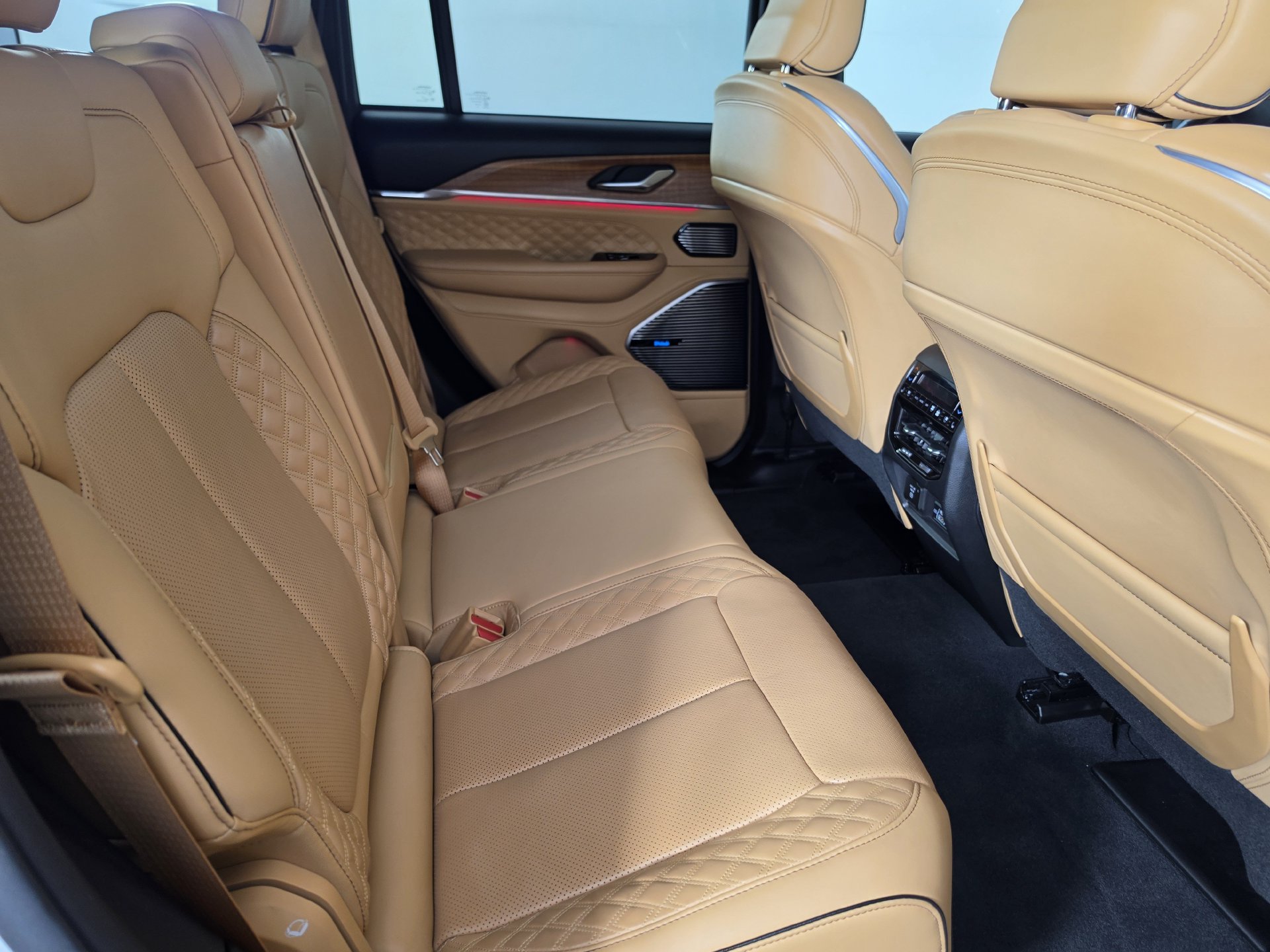 Used 2024 Jeep Grand Cherokee Summit AWD/4WD image 34