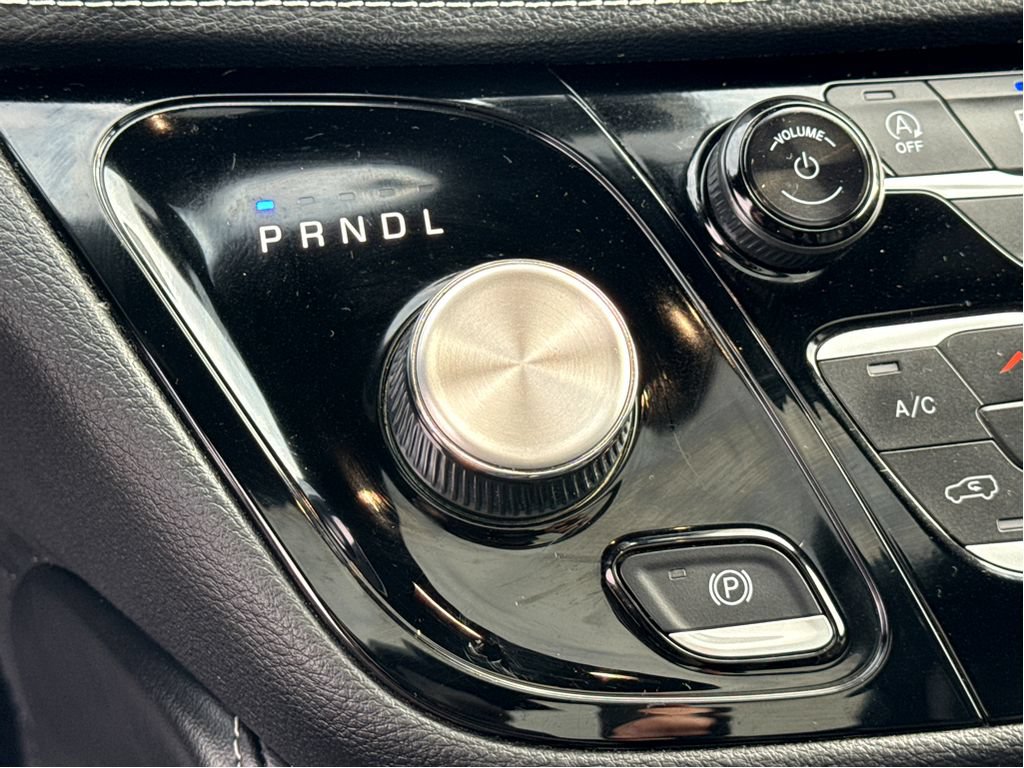 Used 2025 Chrysler Pacifica Limited FWD image 23