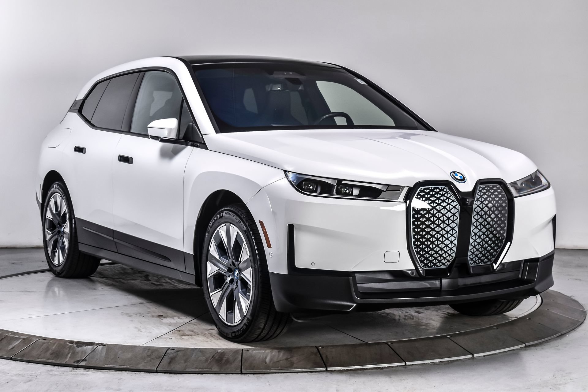 Used 2024 BMW iX xDrive50 w/ Premium Package AWD/4WD image 8