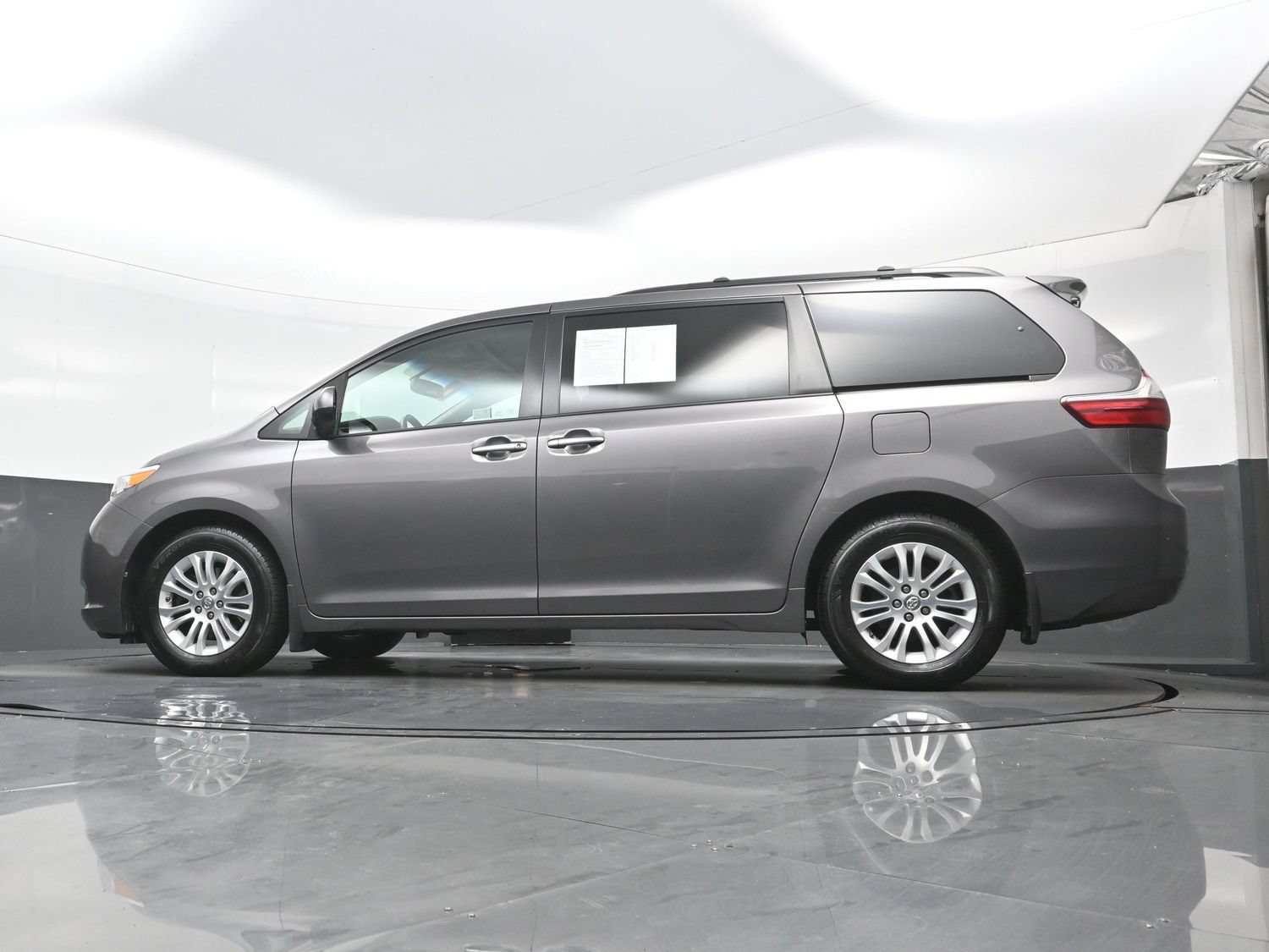 Used 2017 Toyota Sienna XLE w/ XLE Navigation Package FWD image 32
