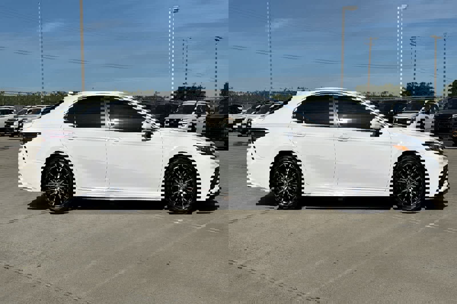 Used 2023 Toyota Camry SE image 2